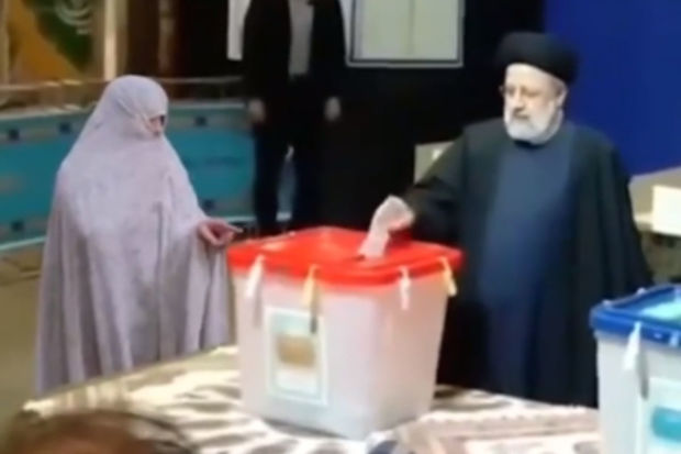 iran-prezidentinin-sesverme-goruntuleri-yayildi-insanlarin-gulusune-sebeb-oldu-video